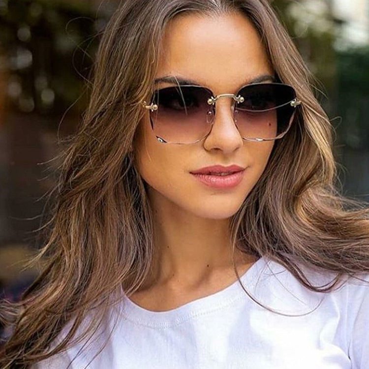 Square sunglasses with cut edges